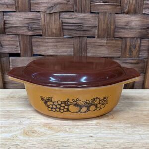 Vintage Pyrex Old Orchard #043 1 1/2 Quart Casserole Dish With Brown Lid